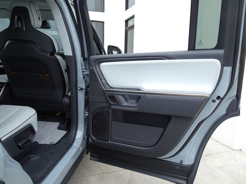 2024 Rivian R1S