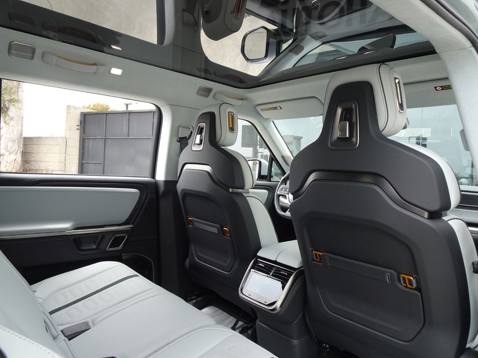 2024 Rivian R1S