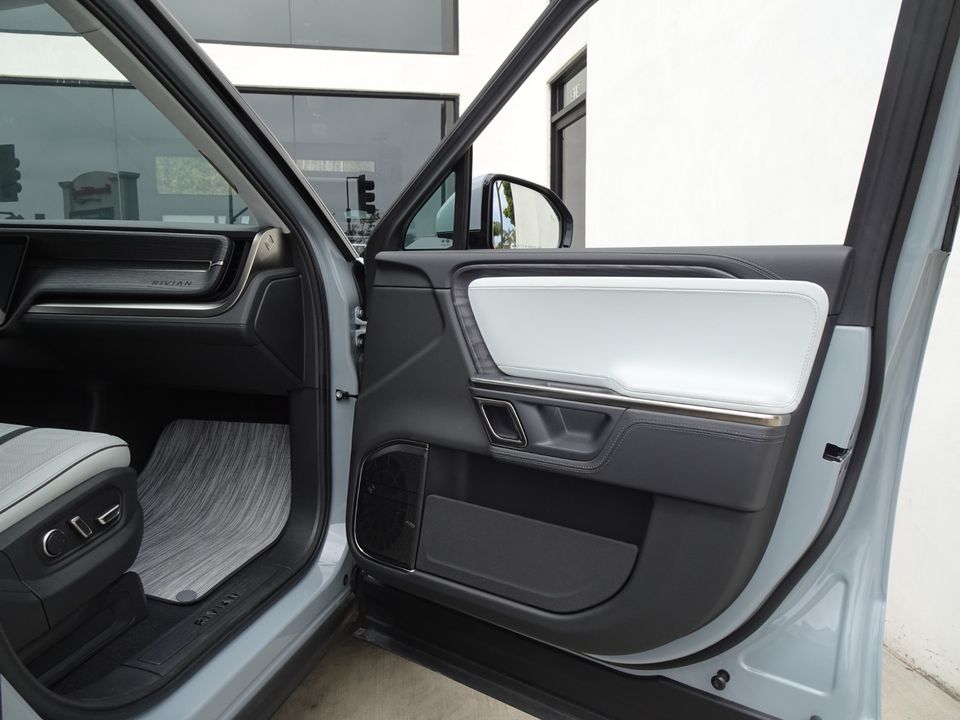 2024 Rivian R1S