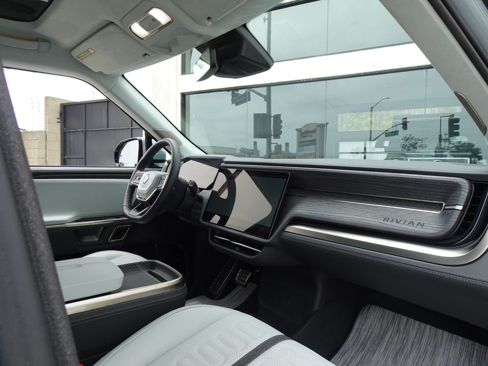 2024 Rivian R1S