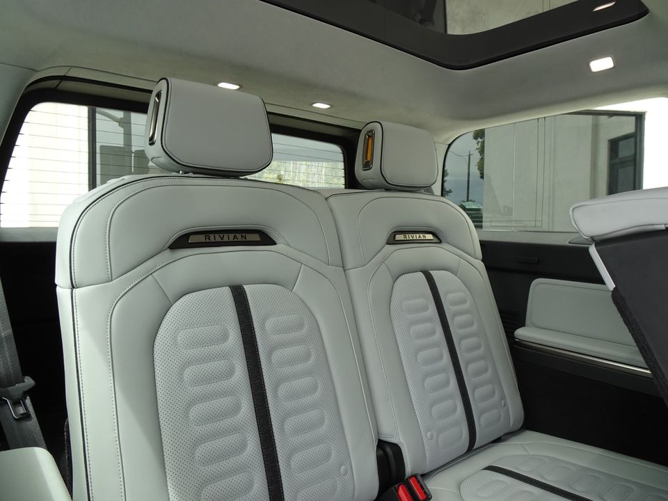 2024 Rivian R1S