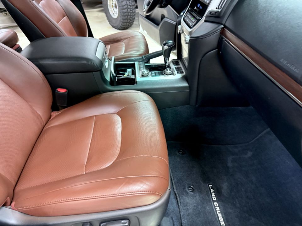 2017 Toyota Land Cruiser 200 1 OWNER NEW BUILD SUPERB!