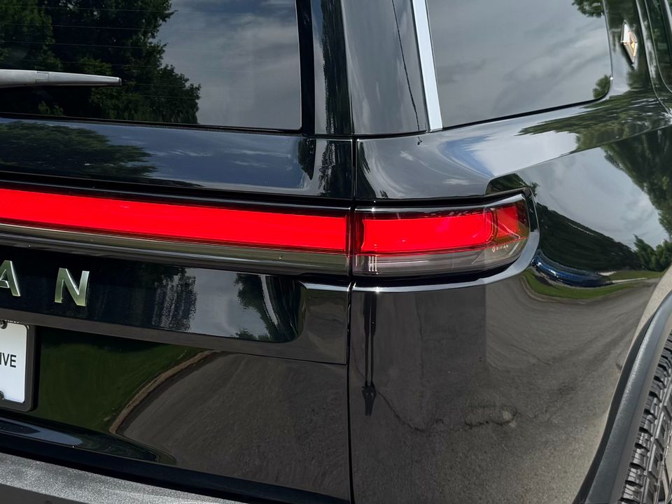 2023 Rivian R1S
