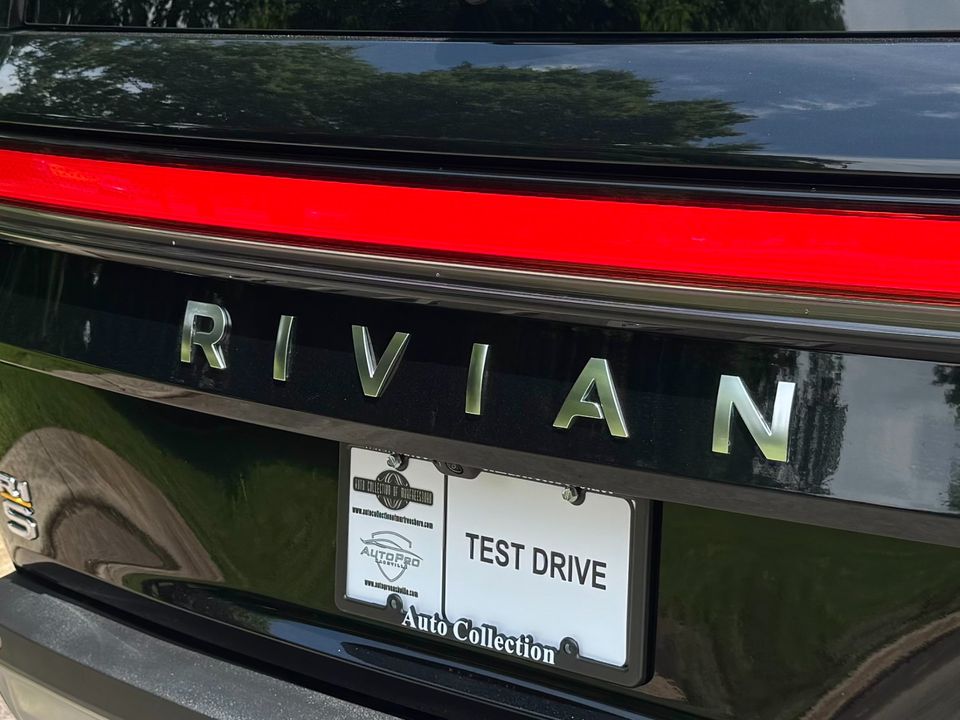 2023 Rivian R1S