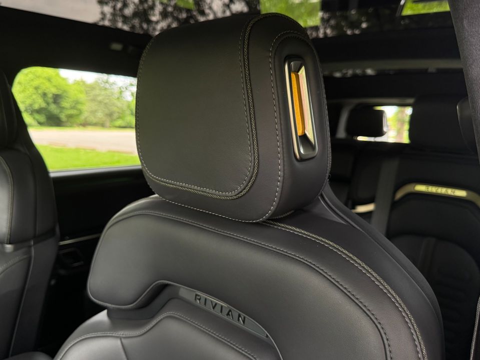 2023 Rivian R1S