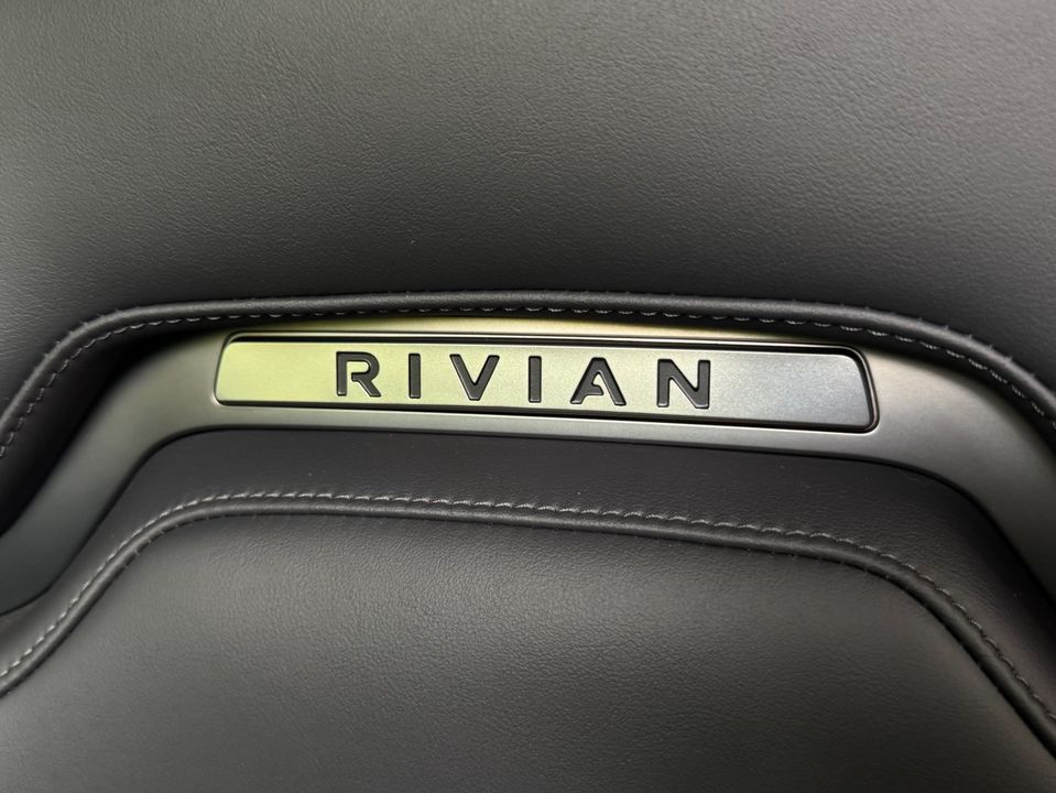 2023 Rivian R1S
