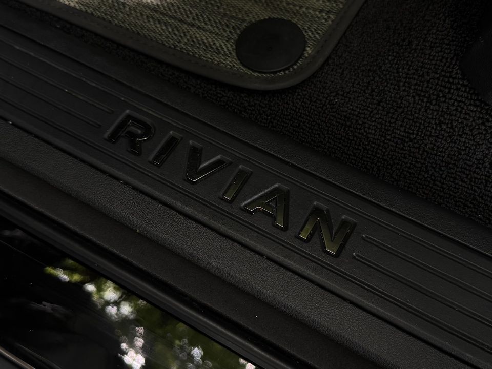 2023 Rivian R1S