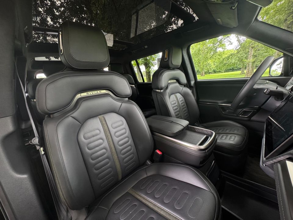 2023 Rivian R1S