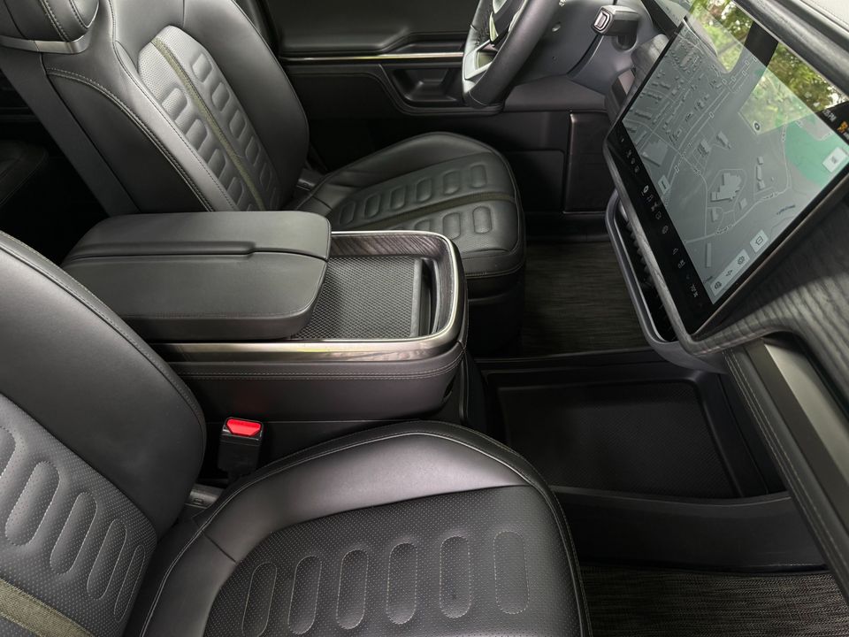 2023 Rivian R1S