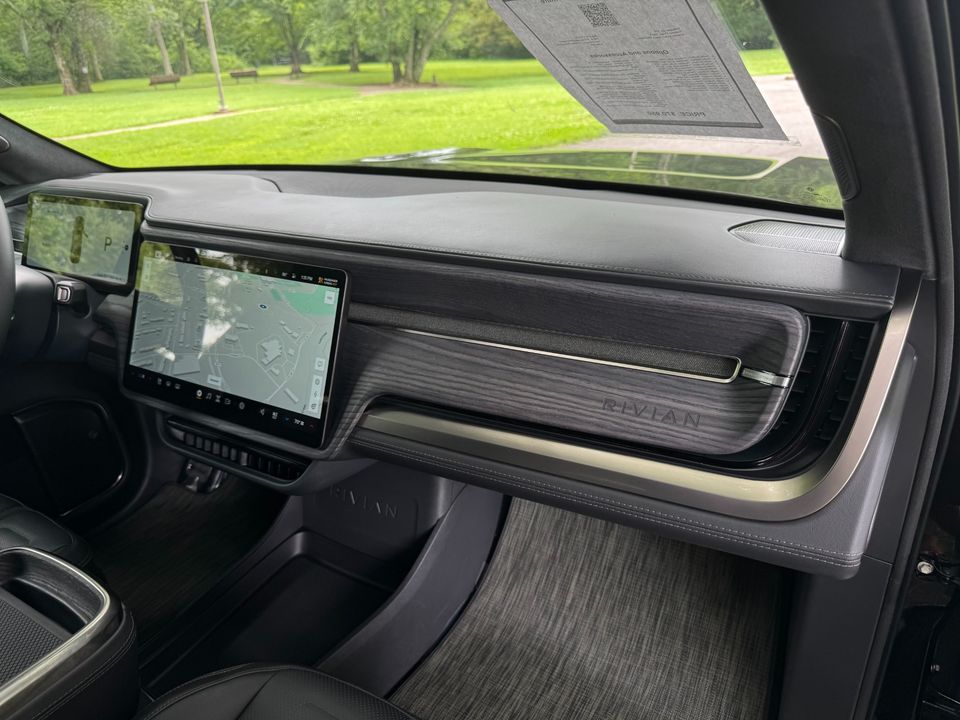 2023 Rivian R1S