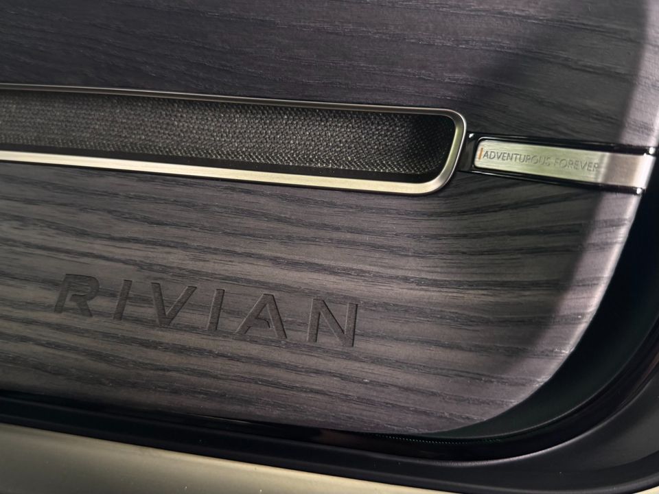 2023 Rivian R1S