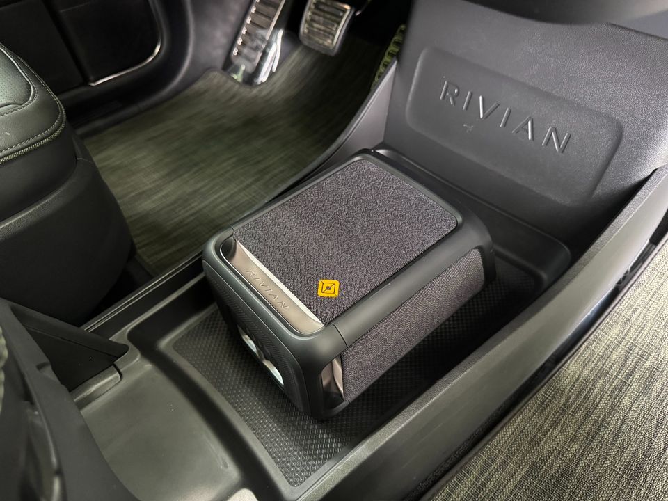 2023 Rivian R1S