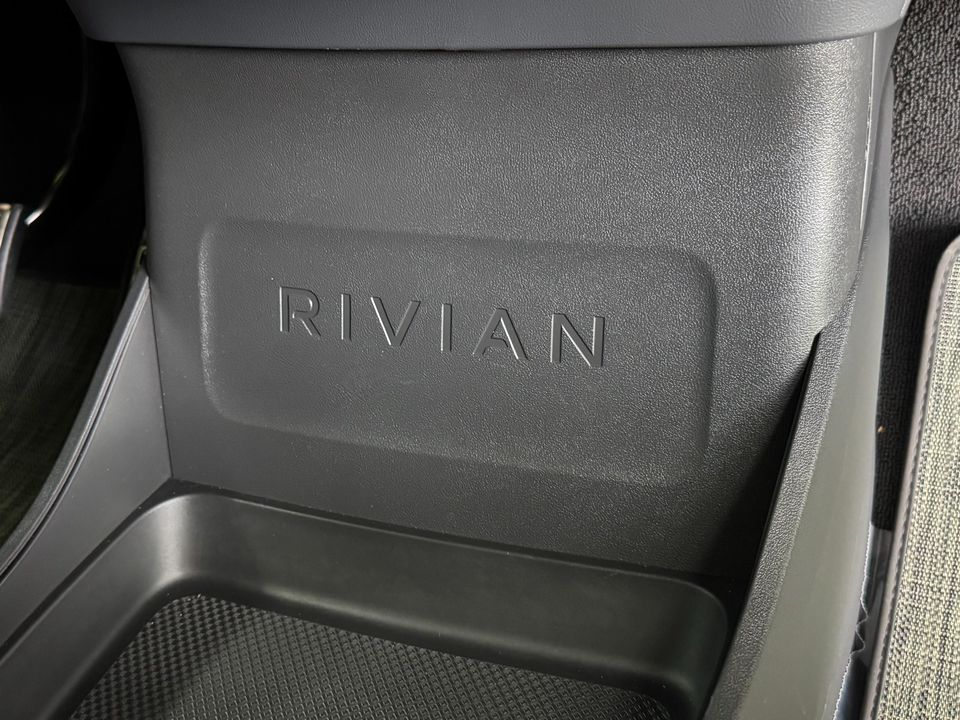 2023 Rivian R1S
