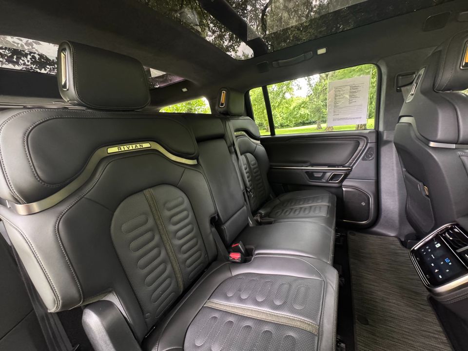 2023 Rivian R1S