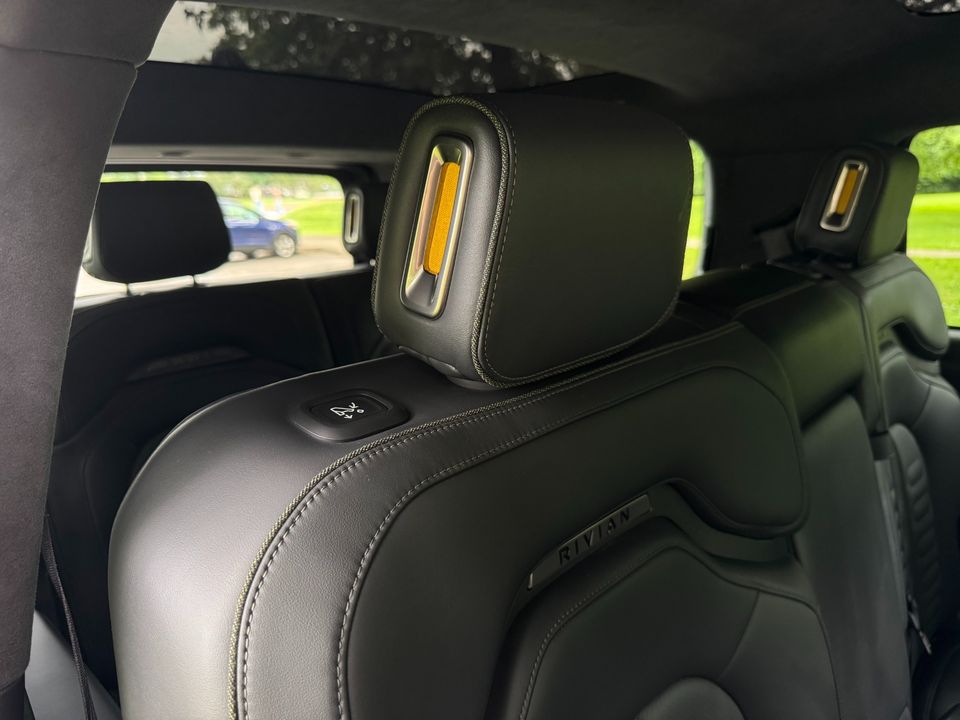 2023 Rivian R1S