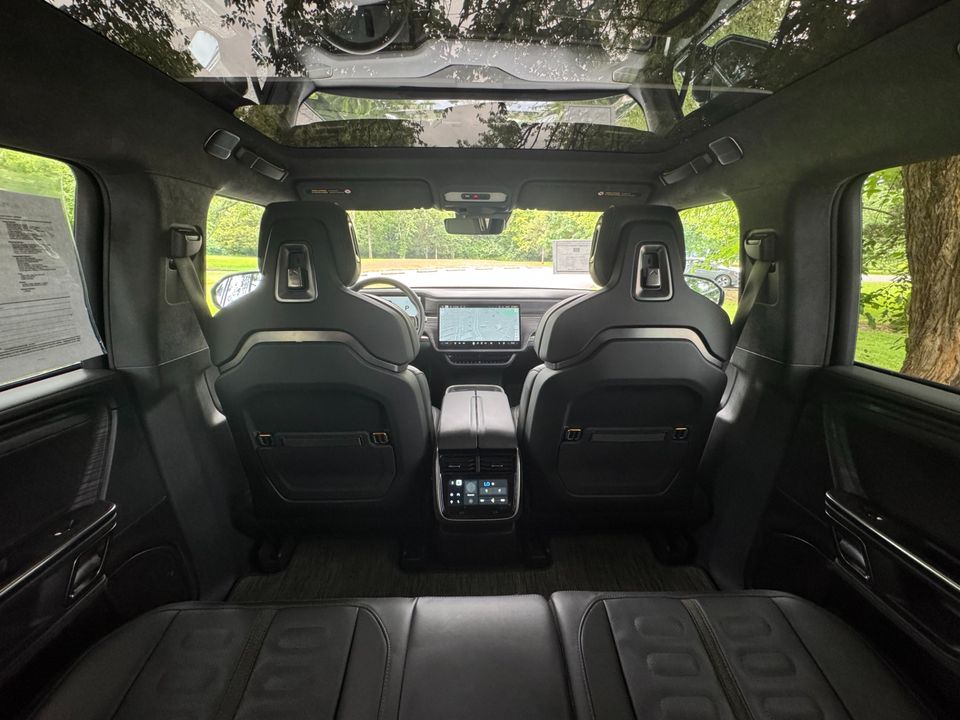 2023 Rivian R1S