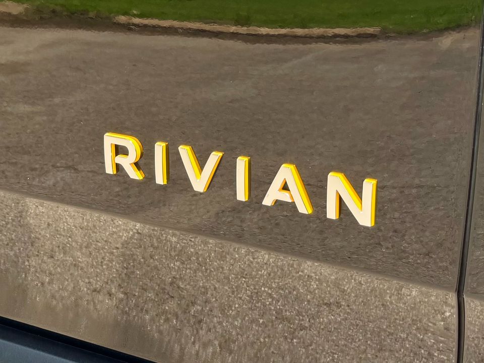 2023 Rivian R1S