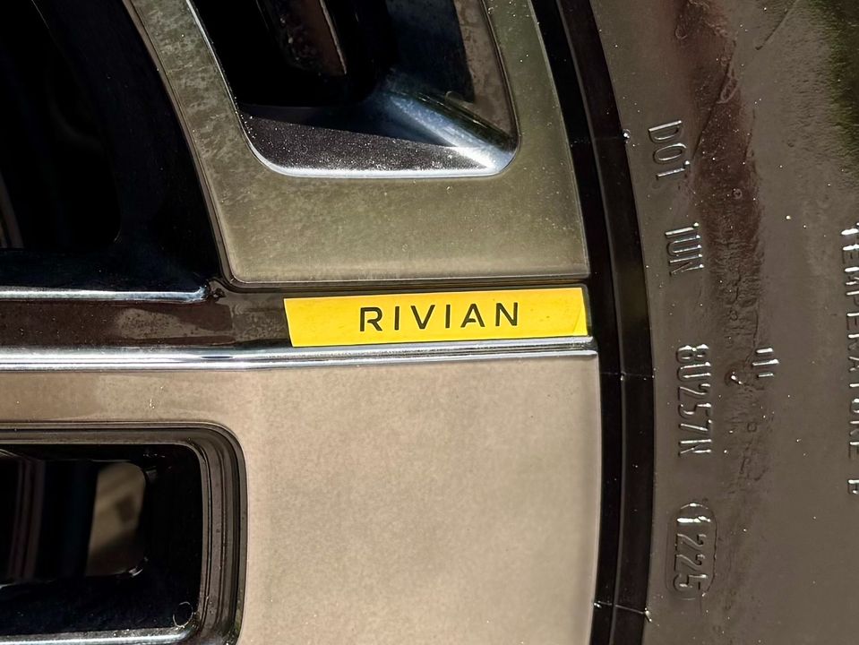 2023 Rivian R1S