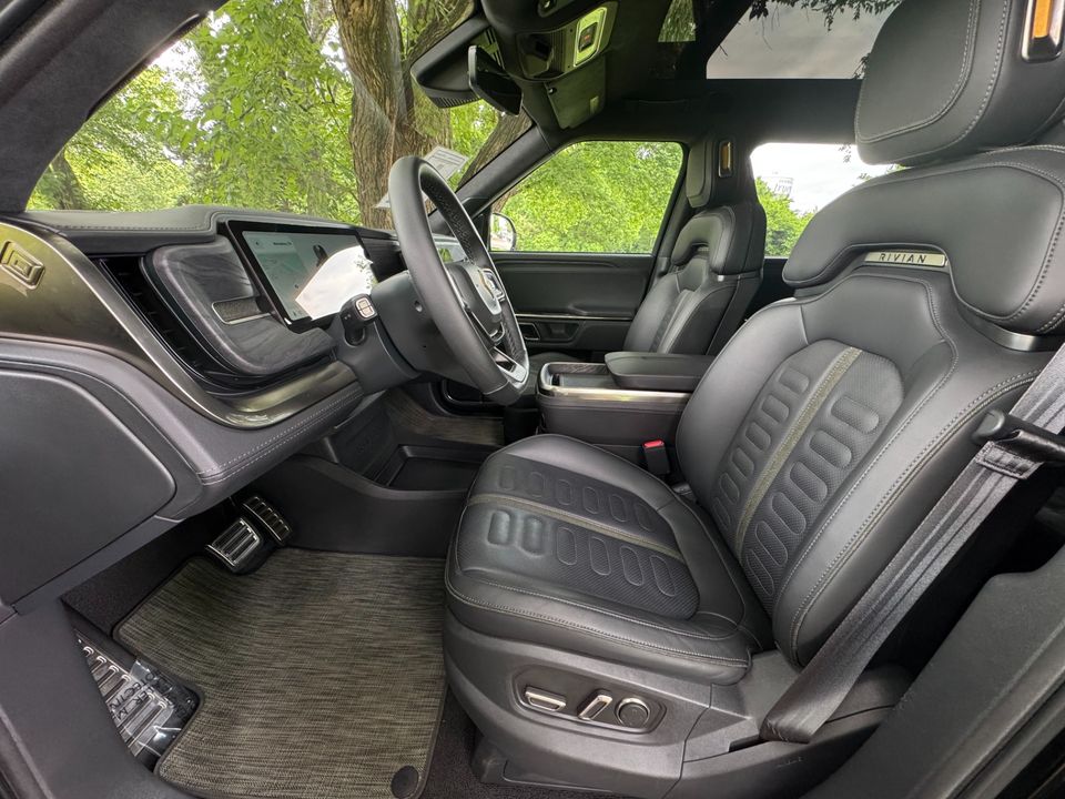 2023 Rivian R1S