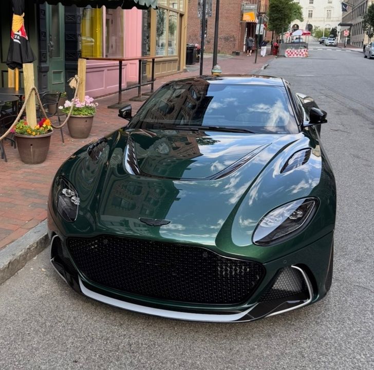 2023 Aston Martin DBS