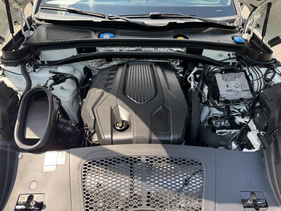 2023 Porsche Macan T