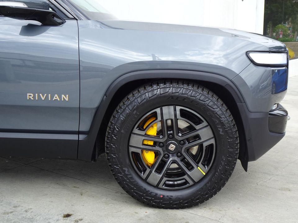 2023 Rivian R1S