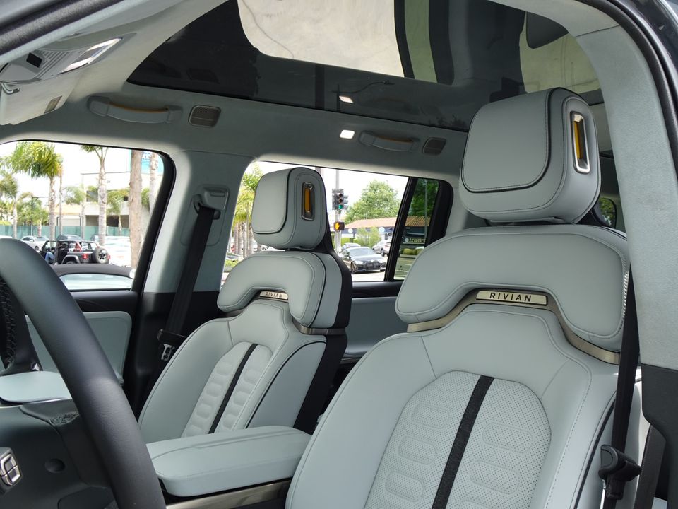 2023 Rivian R1S