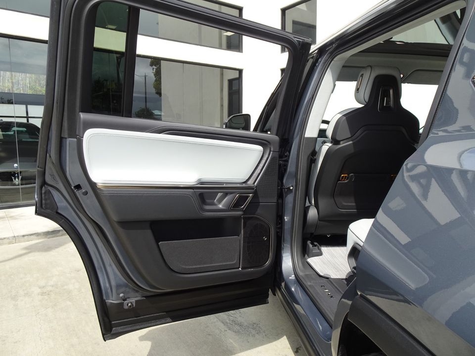 2023 Rivian R1S
