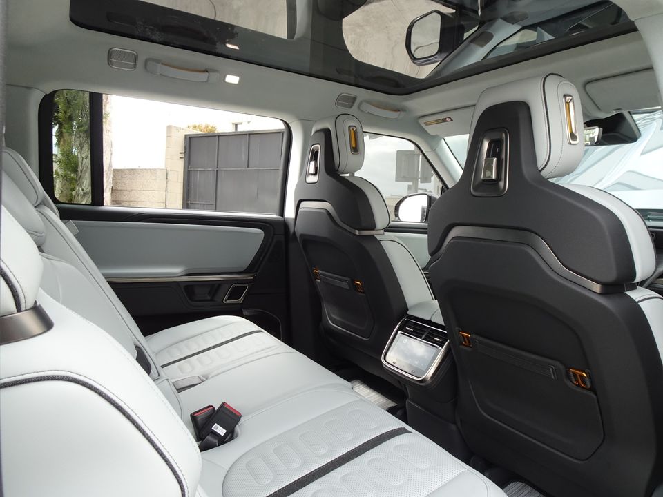 2023 Rivian R1S