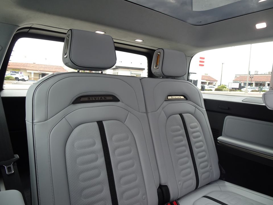 2023 Rivian R1S
