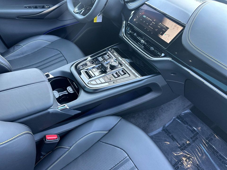 2025 Aston Martin DBX
