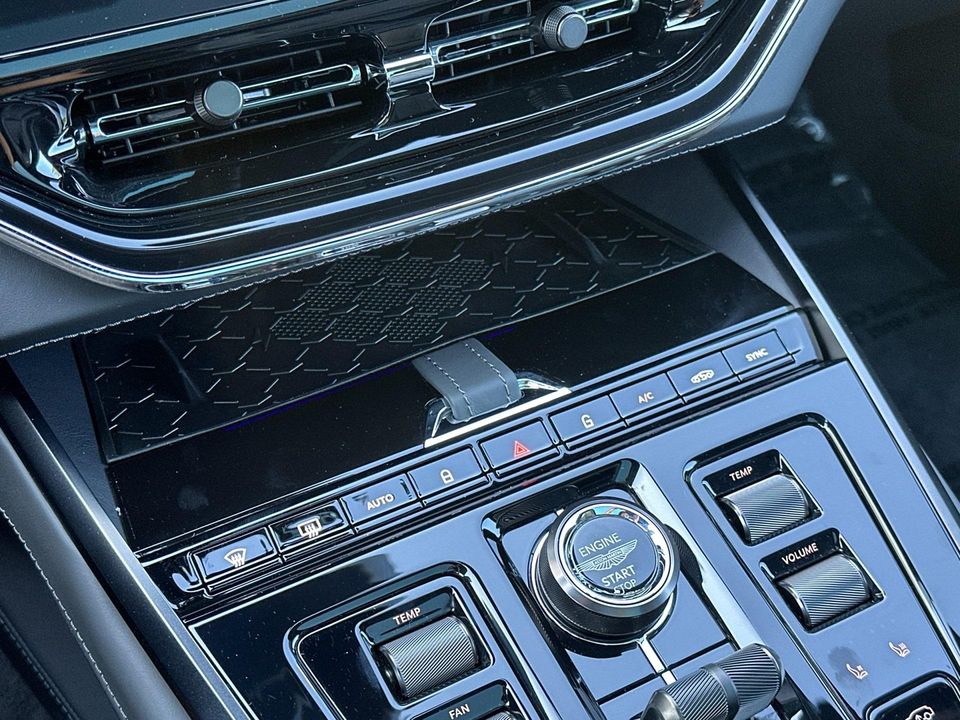 2025 Aston Martin DBX