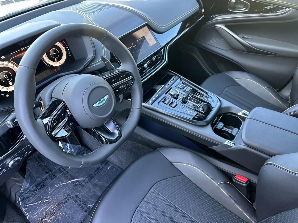 2025 Aston Martin DBX