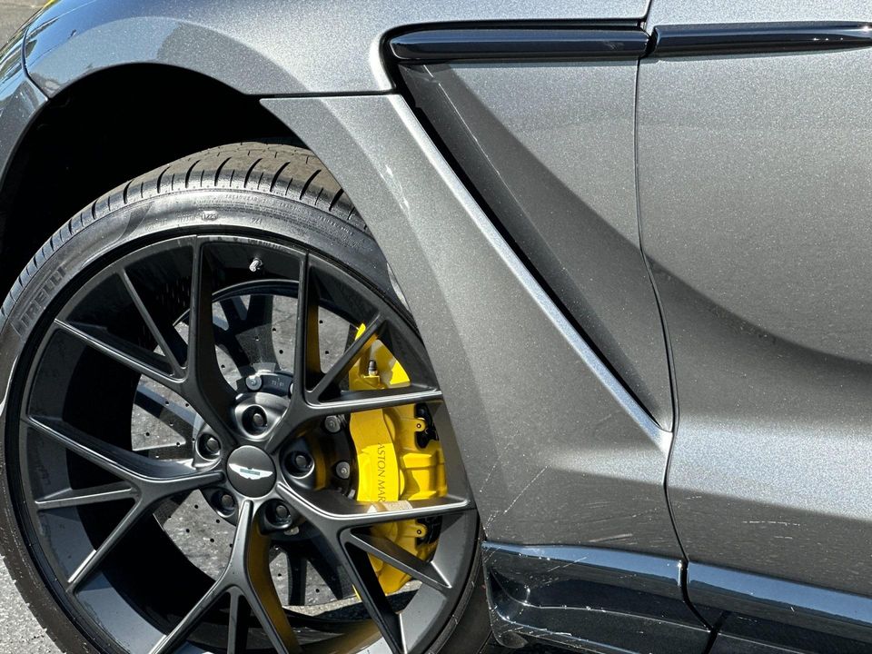 2025 Aston Martin DBX