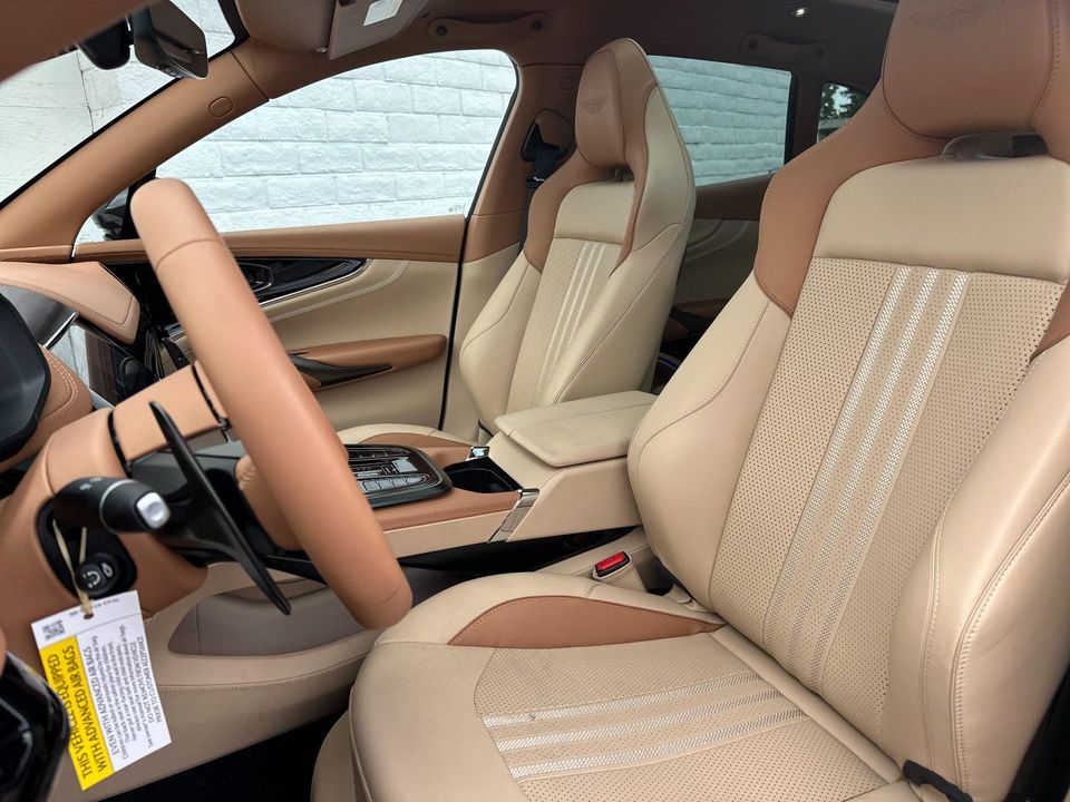 2025 Aston Martin DBX