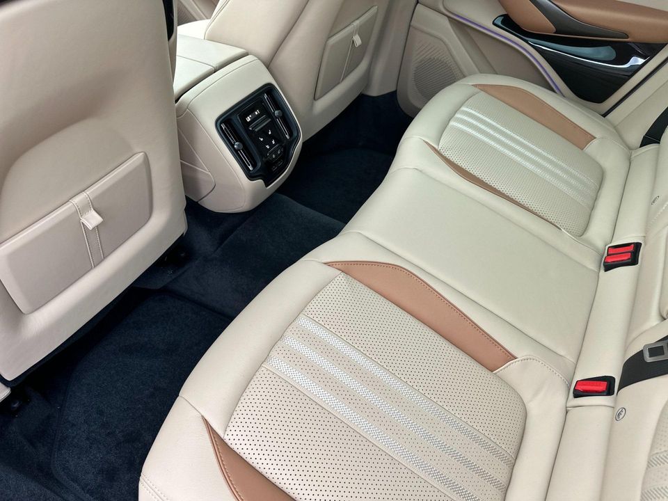 2025 Aston Martin DBX