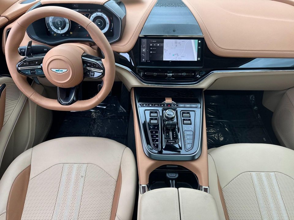 2025 Aston Martin DBX