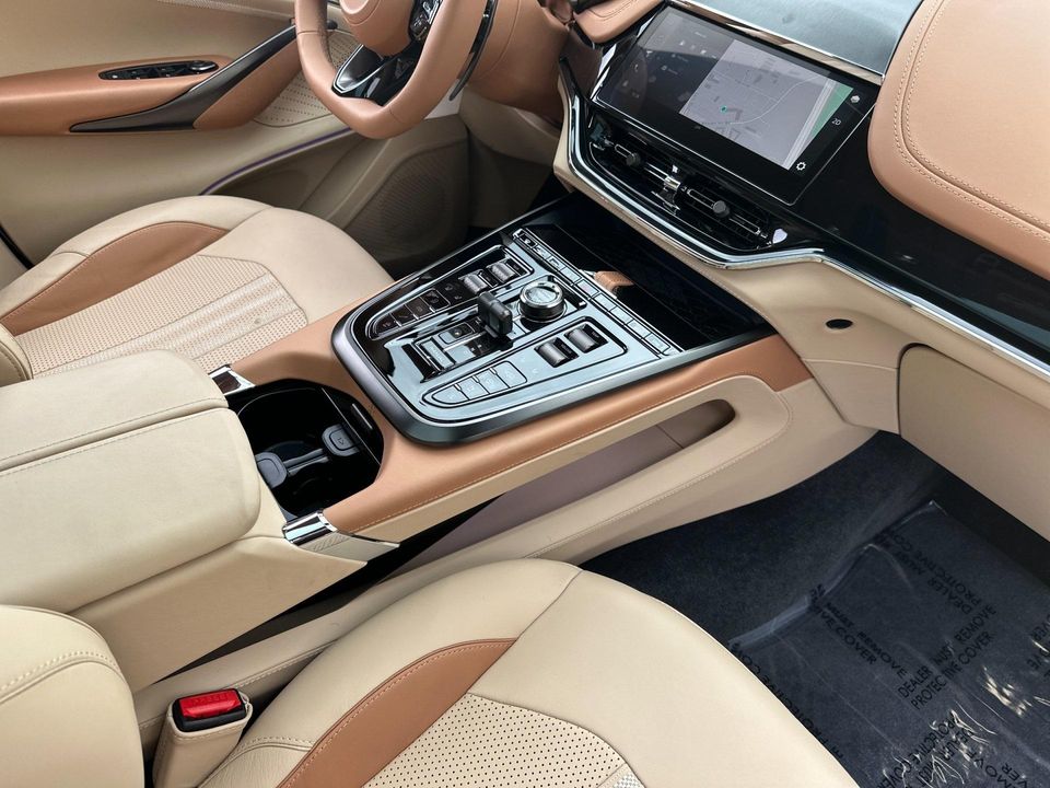 2025 Aston Martin DBX