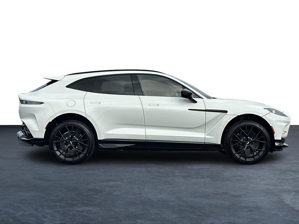 2025 Aston Martin DBX