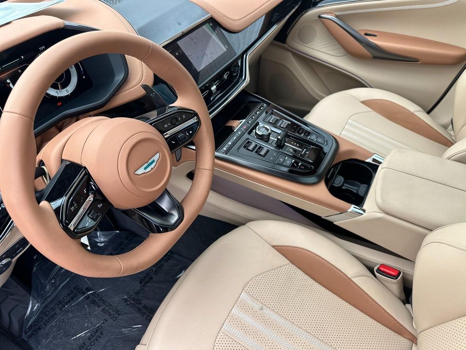 2025 Aston Martin DBX