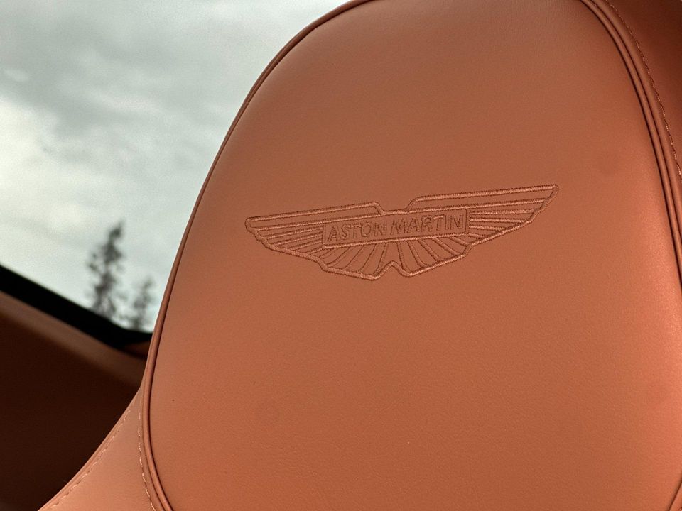 2025 Aston Martin DBX