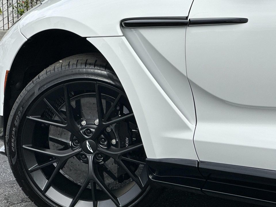 2025 Aston Martin DBX
