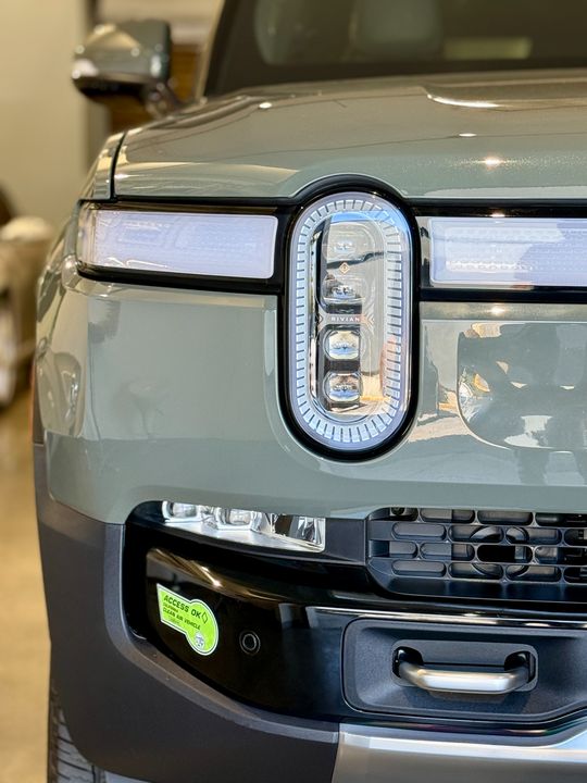 2022 Rivian R1S