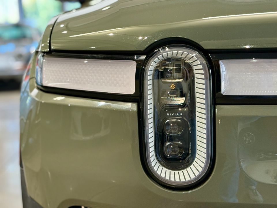 2022 Rivian R1S