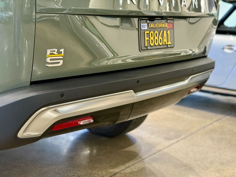 2022 Rivian R1S