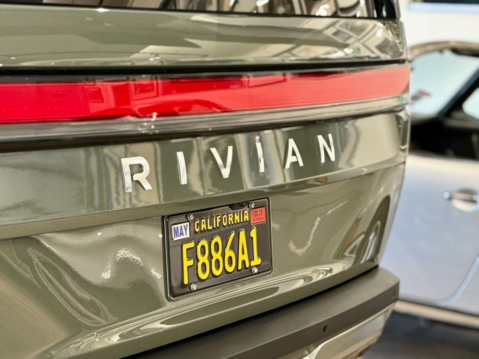 2022 Rivian R1S