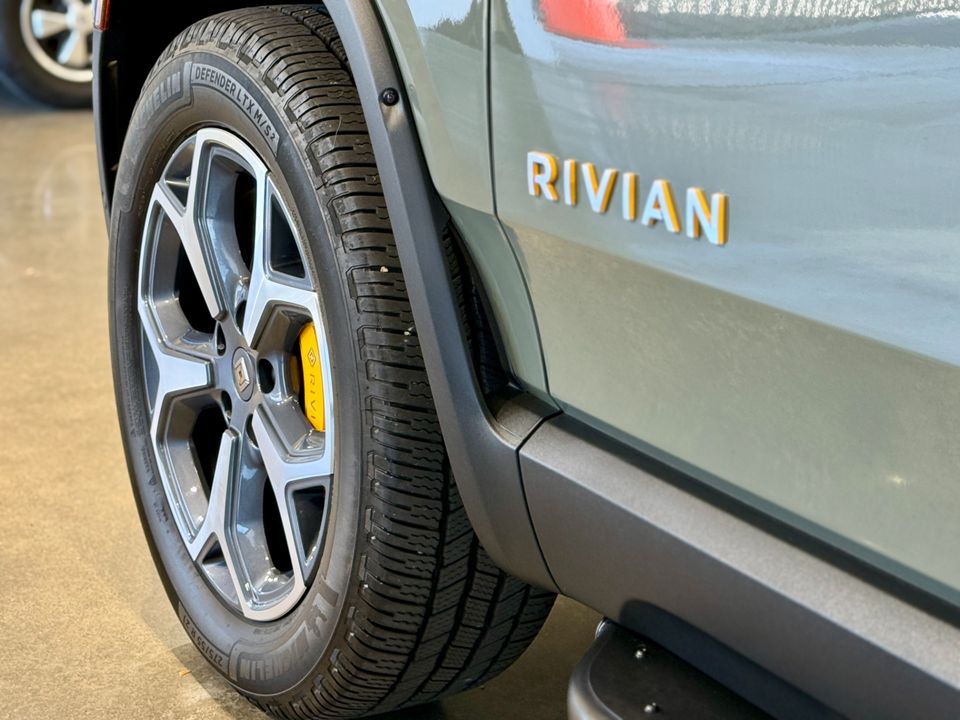 2022 Rivian R1S