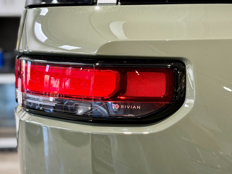 2022 Rivian R1S