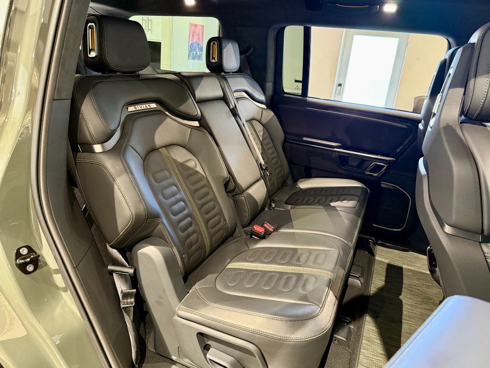 2022 Rivian R1S