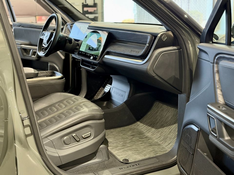 2022 Rivian R1S